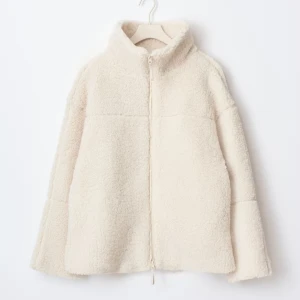 Beige teddyjacka med dragkedja - Säljer denna fina teddy jacka. Allt jag säljer kommer nytvättat, för bilder eller frågor skriv privat.😊allt jag säljer kommer självklart nytvättat (säljer bara via INSTABOX)🌸💕