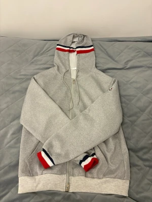 Grå kofta - Jag säljer koftan eftersom, jag fick den som present men den passar inte mig storleken är jag inte säker på men tror det är S den passar person som väger ca 65kg och är ca 175cm. Inget fel på koftan helt ny oanvänd pris kan diskuteras.