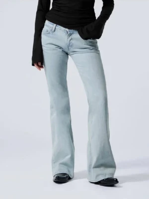 Ljusblå bootcut jeans från weekday - Säljer ett par ljusblå bootcut jeans från weekday med klassisk femficksdesign och låg midja. Jeansen har en lätt tvättad look och vida ben som ger en retrovibe. Perfekta för dig som gillar avslappnad och trendig stil. Helt nya och är för små för mig!