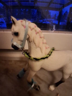 Grimmor - Hej jag och min kompis har startat en shopp där vi fixar Schleich grejer och Armband just den här annonsen är på grimor vi säljer vi har flera lika dana griman utan stycke under halsen kostar 4 kronor med grimskaft utan 3 kronor den med hals stycke kostar 7 kronor med grimskaft utan grimskaft så kostar den 6 kronor hästen följer ej med!