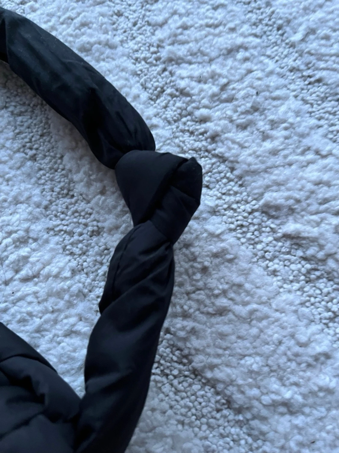 Svart quiltad handväska med knut - 1