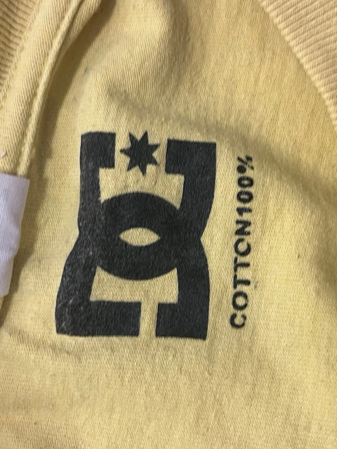 Gul DC t-shirt med stor logga - 4