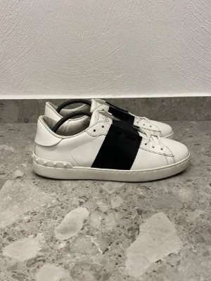 Valentino Open  - Valentino Open || Storlek 43 || Skorna är i mycket bra skick (se bilder || Tveka inte på att höra av dig vid frågor eller funderingar 