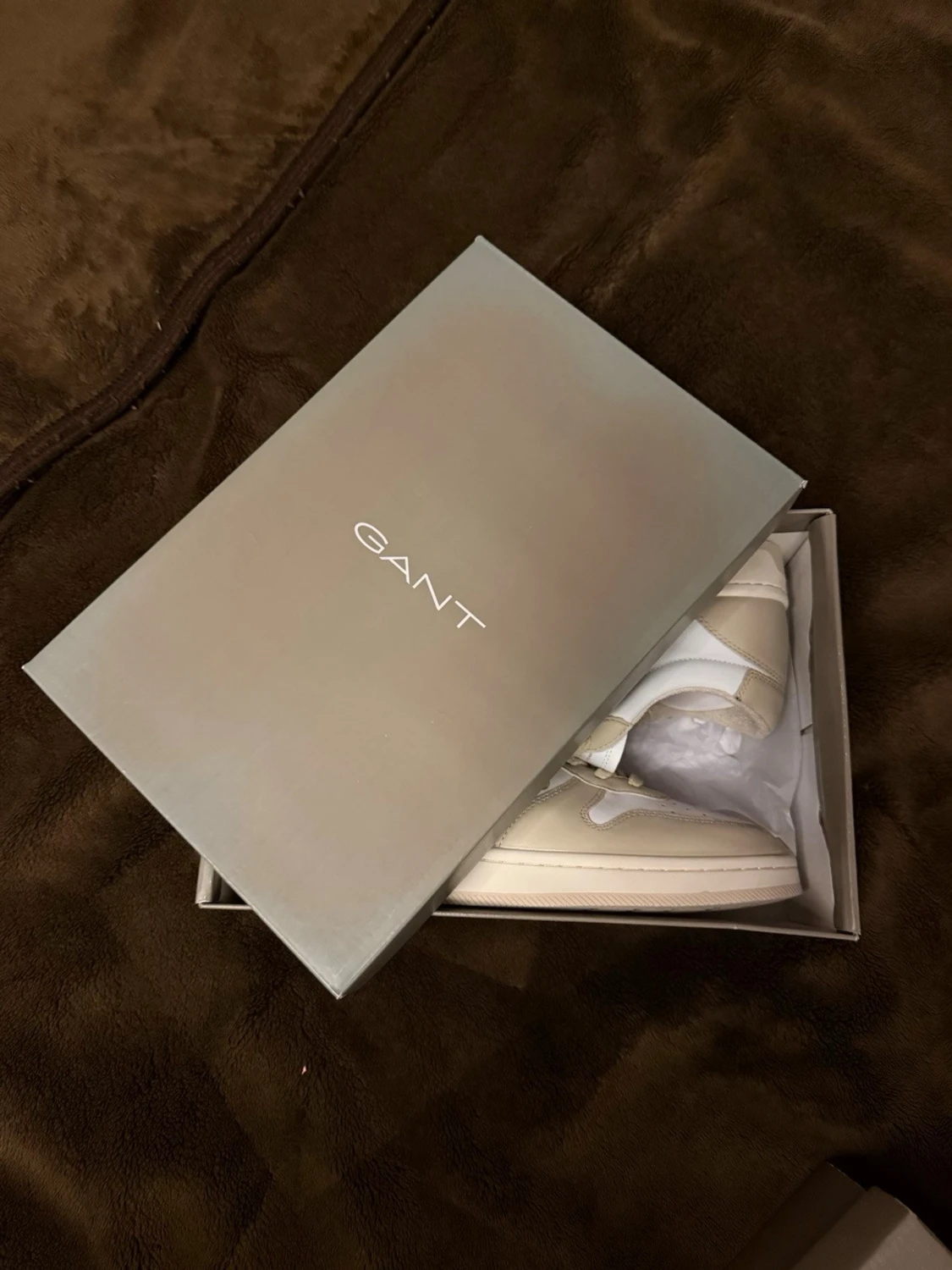 Beige och vita sneakers från Gant