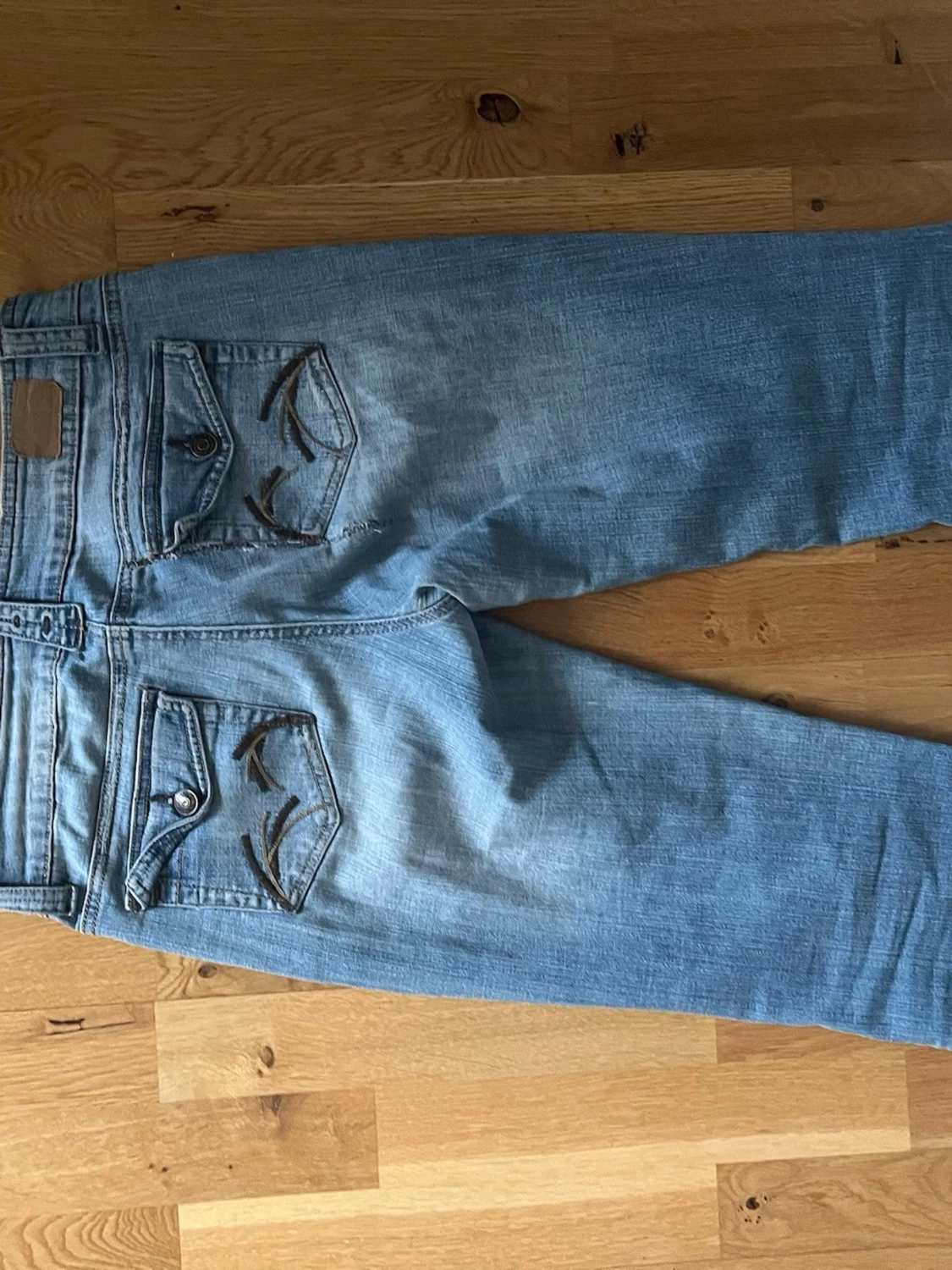 Ljusblå bootcut jeans med fickdetaljer - 1