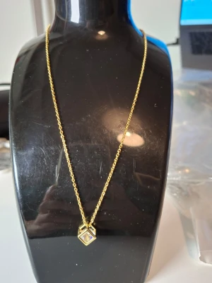 Guldhalsband med fyrkantig kristall - Överge samlingen, utförsäljning till låga priser