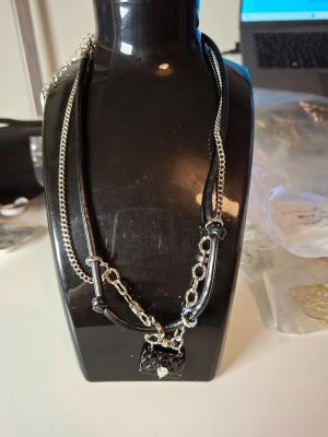 Svart och silver halsband med kedja - Överge samlingen, utförsäljning till låga priser
