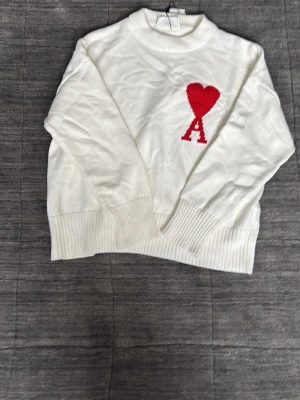 Vit ami Paris stickad tröja  - Skitfet stickad Ami Paris crewneck💫 Skick 10/10, helt ny oanvänd ✅ Storlek XS✅ Nypris ca 4500, vårt pris 1199✅ 