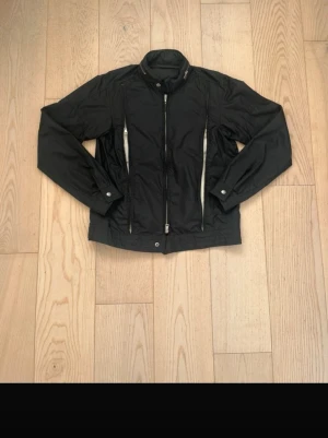 Intressekoll 👐👐Number nine 09 nylon jacket - Number nine jacka från 09 og funkar som en skal jacka det finns en huva fast man ser inte på bilden kollar mest vad folk vill buda. Super rare passar s-m