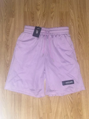 Lila shorts från Sixth June - Ett par lila shorts från Sixht June i storlwn XS. Helt nya aldrig använda 