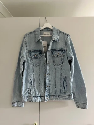 Light Blue Denim Jacket – Classic oversized Fit – Size M - Brand new light blue denim jacket in a timeless, classic design. Perfect everyday layering piece that goes with everything – dresses, leggings, skirts or jeans.  Size: M Condition: Perfect condition – no stains or damage Color: Light blue denim  Message me if you have any questions!
