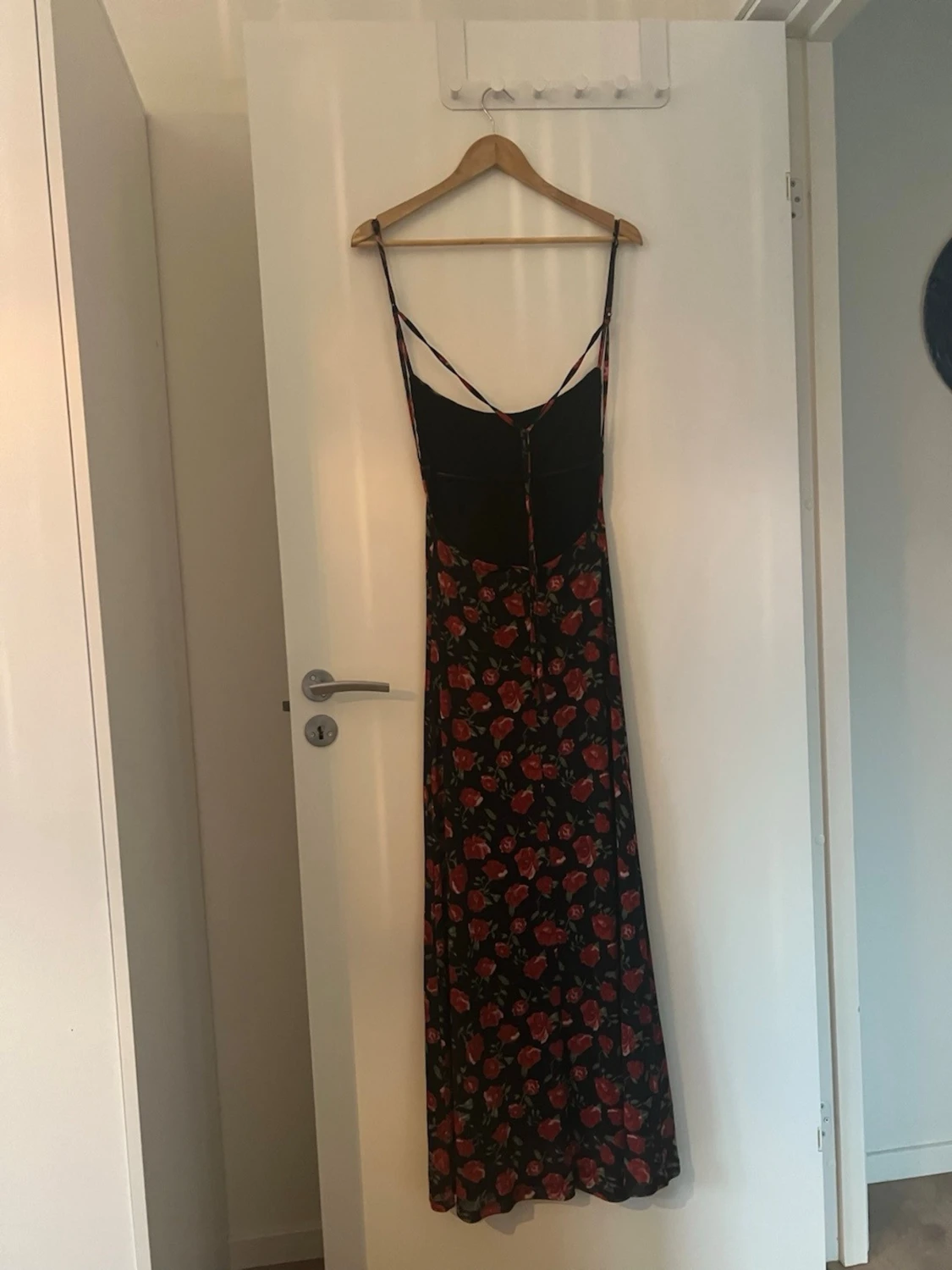 Svart långklänning med röda rosor