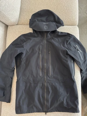 Svart skaljacka från Stellar Equipment  - Svart skaljacka från Stellar i storlek S. Bra skick men två små fläckar på vänster arm (se sista bilden). Nypris ca 5000 kr.