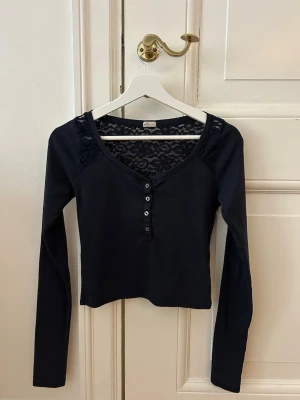 Farfarströja från Hollister  - Säljer en mörkblå farfarströja från Hollister i storlek M med lite spets där bak. Snabb leverans! 🥰