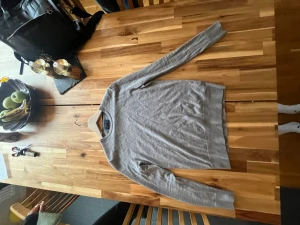 Grå tröja från Ralph lauren  - En stilren tröja från Ralph lauren inga defekter precis som ny pris kan diskuteras och svarat på alla frågor