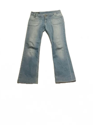 Vintage lowwaist lee jeans  - Säljer nu mina super unika och coola vintage lee jeans. Dem är både lowwaist och bootcut, de har även super coola fickor baktill med knappar🎸Kan göra en basic outfit så häftig bara av att slänga på sig dessa jeansen! Storleken är W32 L33, skulle säga att de passar en L kanske även XL☺️Skriv gärna vid frågor eller funderingar!