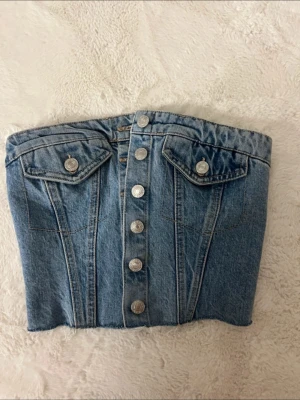 Blå jeans korsett-topp med knappar - Korsett denim topp ifrån Zara!💗