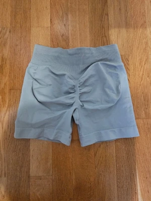 Ljusgrå gymshorts  - Ett par riktigt snygga ljusgrå gymshorts i storlek S, precis som dyfne - samma material o modell! Helt nya. Passar till allt, icke genomskinliga, sweat och squatproof 💕   - finns flera färger uppe i min profil 🌈