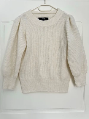 Vit stickad tröja H&M - Säljer en vit stickad tröja från H&M med puffärmar och bred ribbad mudd vid hals, ärmslut och nederkant. Tröjan har mjuk och mysigt material. Enkel och stilren design som passar till det mesta.