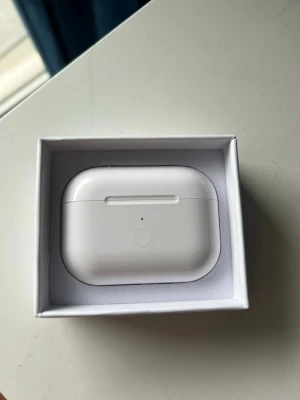 Airpods pro 2 (endast case)! - Säljer Air pods pro 2 case, helt nytt köpt från third party, funkar som den ska. För dig som söker ett nytt case men har hörlurarna redan!