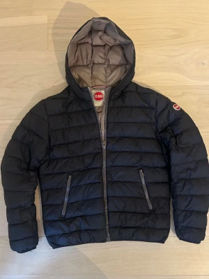 Colmar jacka  - Bra skick. Storlek 54. Svart. Finns en liten lagning på sista bilden men inget som syns. Hör av dig vid minsta lilla fundering! 