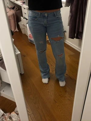 Ljusblå bootcut jeans - Säljer ett par ljusblå jeans med utsvänga ben och låg midja. 💕💕