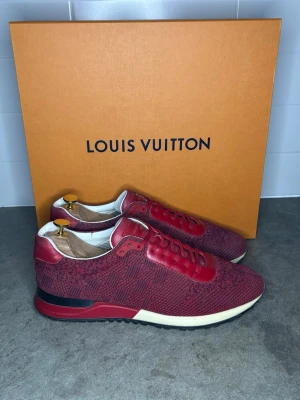 Röda Louis Vuitton run away sneakers  - Storlek: 45                                                                                                              Fint skick ✅                                                                                                           Dustbag ingår✅ Box ingår om man köper för utrops pris eller om vi kommer överens om det🤝                                              Priset är diskuterbart ✅