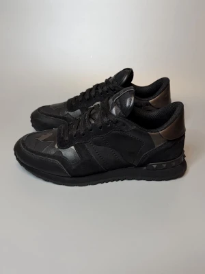 Valentino Rockrunner Skor - ‼️VI TAR INGA BYTEN‼️Valentino ”Rockrunner” Sneakers | Skick: 8,5/10 | Storlek 40 fits 41 | Enbart skorna ingår! | Frakt sker inom 24 timmar efter köp 📦💨 | Hör av dig vid minsta fråga eller fundering 💭