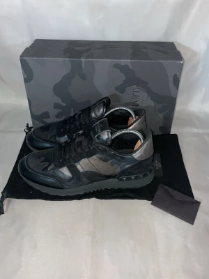 Valentino Rockrunners Svarta Storlek 41 - Valentino Rockrunners Svarta Storlek 41. Nästan helt nya förutom en liten defekt på bild 3. Vid mer frågor eller bilder är det bara att skriva!