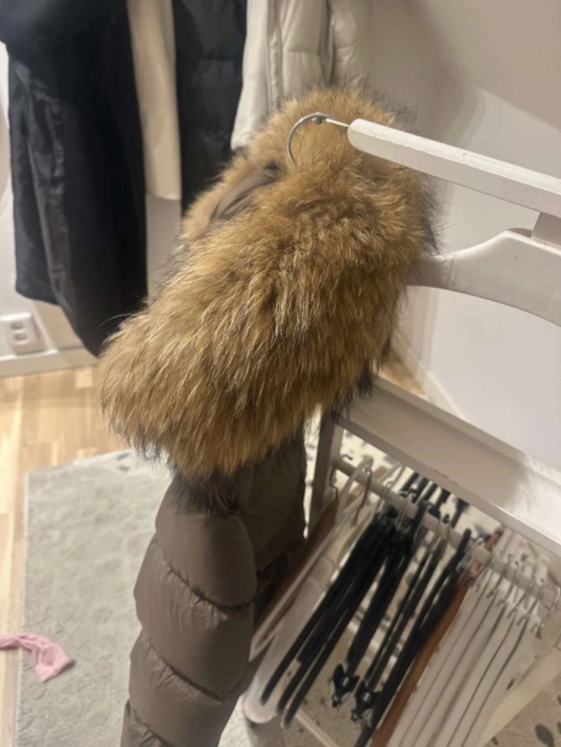 Brun dunjacka med fuskpäls och bälte - 2