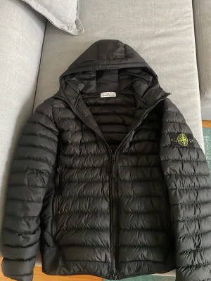 Stone Island jacka - En stone Island jacka som är i mycket bra skick utan några defekter. Storlek L men skulle säga att den också passar M. Jackan köptes här på plick för betydligt mer än vad jag lägger ut den för. Den fungerar i princip i alla årstider tack vare den hydrofobiska materialet i kombo med dun material inuti. Själv har jag änväng den en säsong och den fungerade utmärkt under vår, sommar och höst. Den har ventilerande tyg under armhålorna så att man inte svettas. Helt enkelt den perfekta jackan👌😄