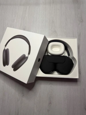 AirPods Max  - AirPods Max - Storlek: Justerad📏  - Skick: 10/10♻️   - Pris: 2000kr💵   - Färg: svart - Frakt: Fraktas samma dag, anländer till ditt hus inom 3-4 dagar🚚   Tveka inte att skriva vid minsta fråga!💭