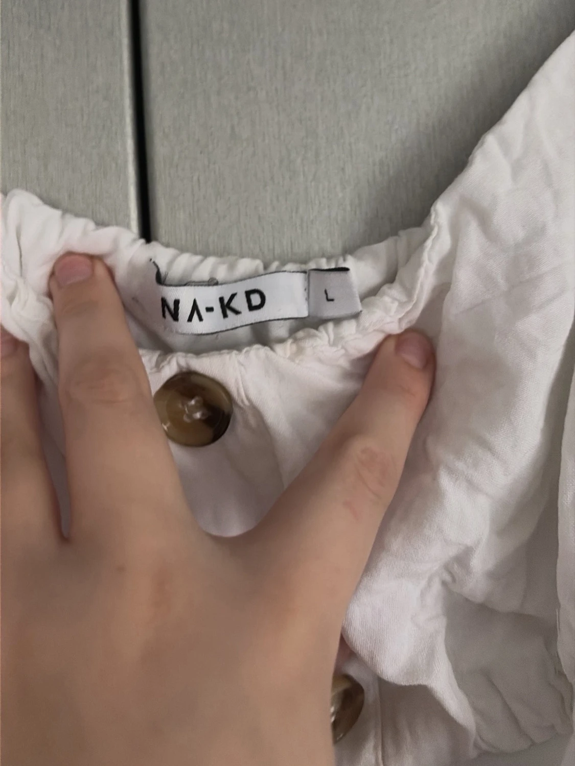 Vit blus med knappar från NA-KD - 3