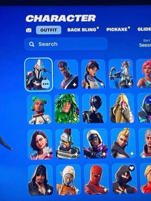 Fortnite karaktärspaket PS4 - Säljer ett Fortnite-konto till PS4 med många unika och sällsynta skins. Inkluderar karaktärer som riddare, robotar, djur, superhjältar och Marshmello. Färgglada och kreativa outfits, både klassiska och ovanliga. Perfekt för dig som vill sticka ut i spelet.