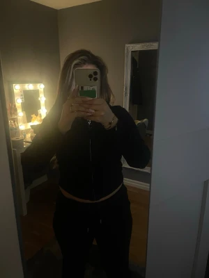 Juicy set - Svart juicy set i mycket bra skick, säljer då det inte används. Båda delar i storlek xs