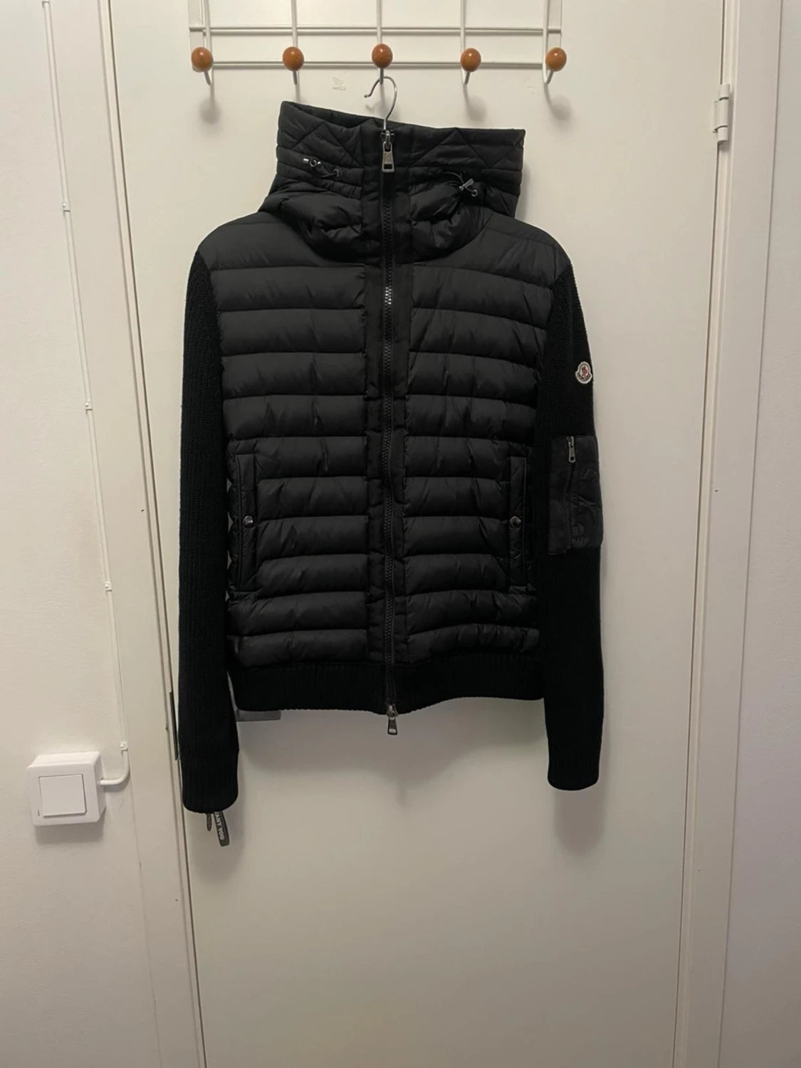 Svart dunväst med huva från Moncler - 1