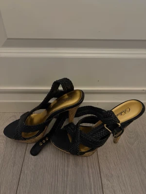 Klackar 💕 - Skorna har öppen tå och justerbart spänne vid ankeln. Innersulan är guldig och ger en lyxig känsla. Perfekta för dig som vill sticka ut med höga klackar och trendig design.