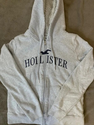 Ljusgrå hoodie - Hollister - Mysig ljusgrå hoodie från Hollister💕
