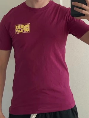 T-shirt  - T-shirt med tryck fram och bak. Storlek S.