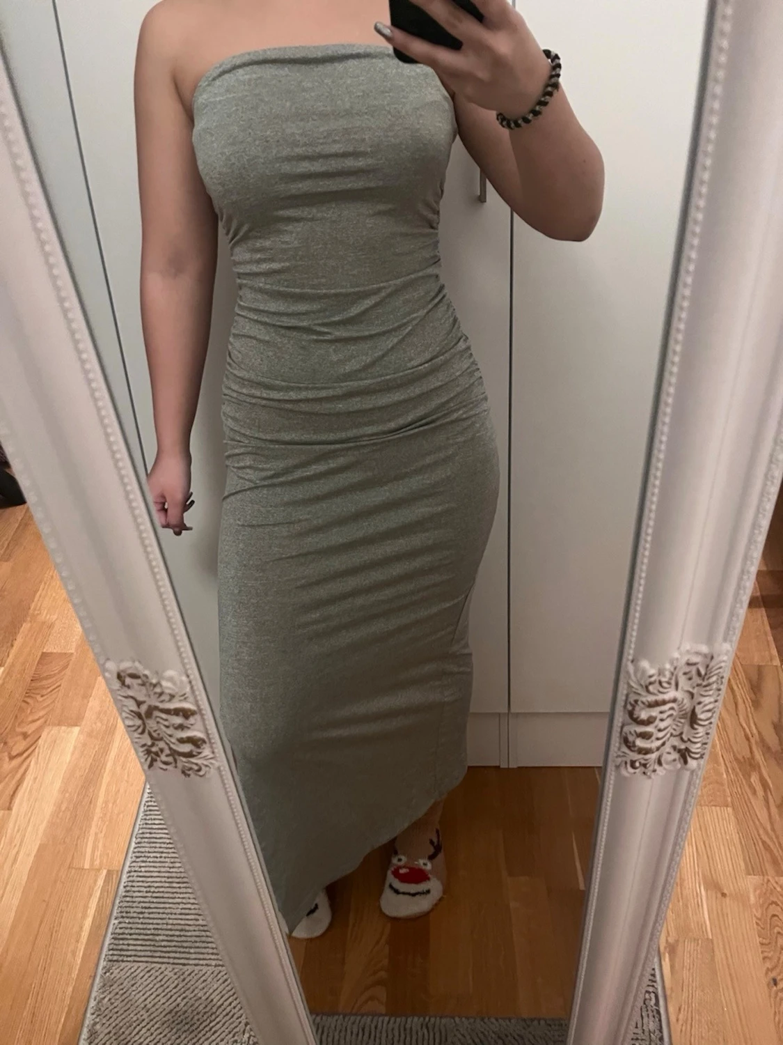 Grå+svart axelbandslös långklänning