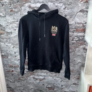 Morris hoodie - Mycket bra skick, inga defekter! Passar dig som är mellan 170-180cm ungefär. Nypris ca 3000kr. Modellen är 185 cm, 75kg. Passar bra nu till våren! Skriv för mer information!🤝