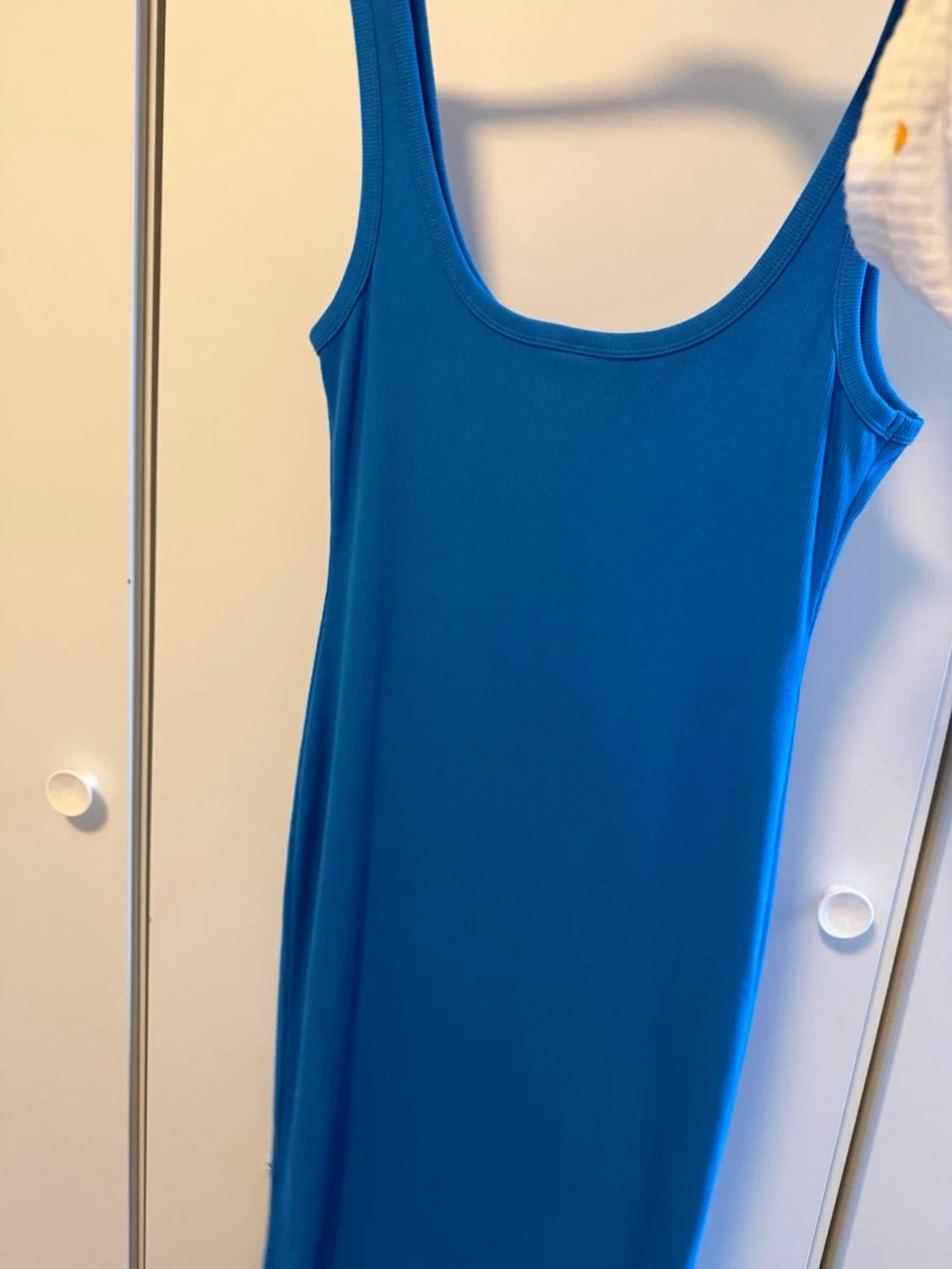 Blå långklänning med pärldetaljer - 1