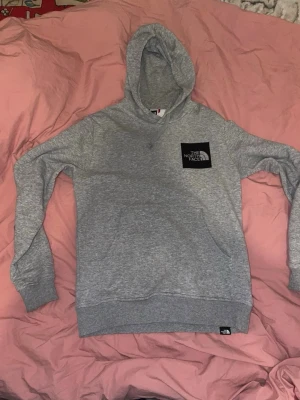 North face hoodie - Grå north face hoodie storlek S