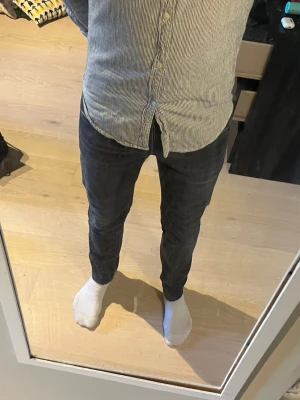 Dondup George - Dondup George Jeans, stl 31. Bra skick, liten lapp på insidan som lossnat, inget som syns.                               Skriv vid frågor, mvh Elwin