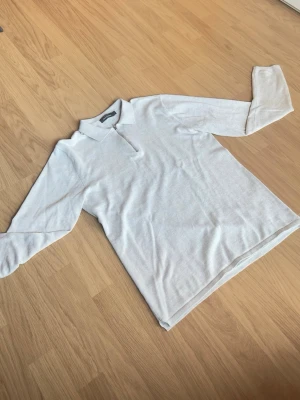 Dressmann stickad tröja med zipkrage – beige/offwhite – strl S - Säljer en stilren stickad tröja från Dressmann i storlek S. Tröjan har en snygg zipkrage och passar perfekt både till vardag och lite finare tillfällen. Mjuk och bekväm med klassisk passform.  Färg: beige/offwhite Storlek: S Skick: riktigt bra   Hör gärna av dig vid frågor eller intresse!