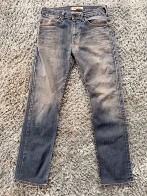 Levis 504 Vintage  - Säljer dessa riktigt feta Levis 504 vintage jenas med en fantastisk tvätt och riktigt feta slitningar. Storleken är W31 L32. Sista 2 bilderna kan du se hur de sitter på. Jeansen är kanske runt 10cm för långa på mig och jag är 170cm. Perfekt för dig runt 180cm och uppåt. Hör av dig vid frågor och funderingar. Mhv 