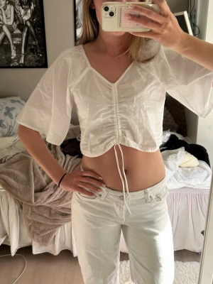 Vit croppad topp med snörning - Topp från pieces storlek xs helt oanvänd 🩷