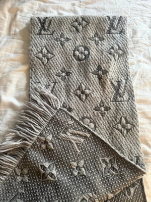 Monogram halsduk  - Super fin stilren halsduk 