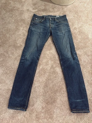 Mörkblå slim fit selvedge jeans från Edwin  - Säljer ett par mörkblå slim fit selvedge jeans från märket edwin jeansen har en mycket skön tvätt. Jeansen har storlek 31 i midjan och 34 i längd.