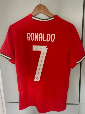 Portugal fotbollströja - Ronaldo Portugal fotbollströja, storlek S, använd en gång därav super fint skick, hör av dig vid övriga frågor;)